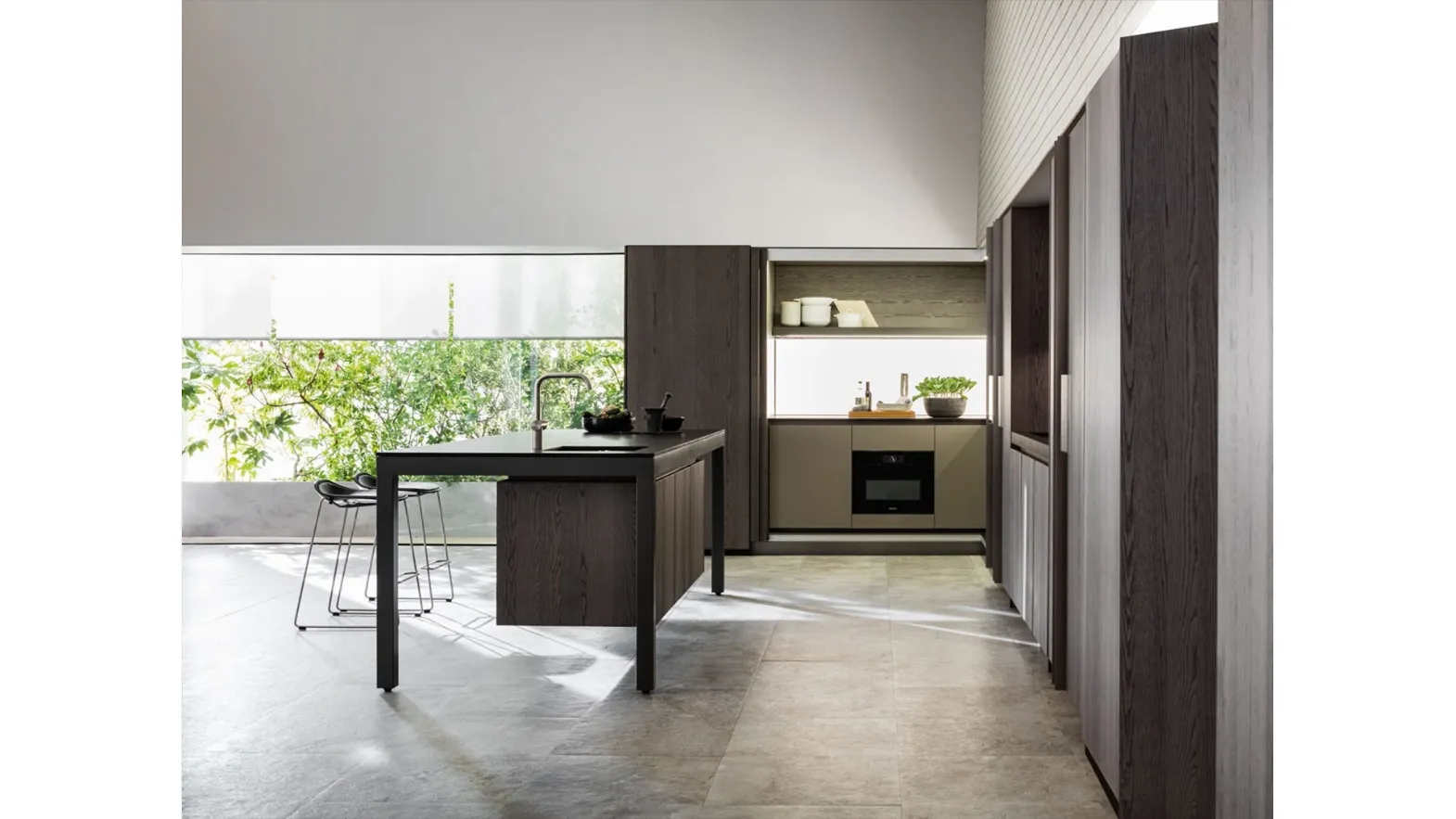 Design kitchen with island bench in Graphite Oak and top in Black Granite by Molteni & C