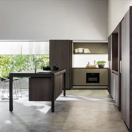 Design kitchen with island bench in Graphite Oak and top in Black Granite by Molteni & C