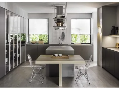 HiLine 6 London Grey Kitchen Design with island, snack bar in Oak and columns in matte lacquer and Molteni & C glass.