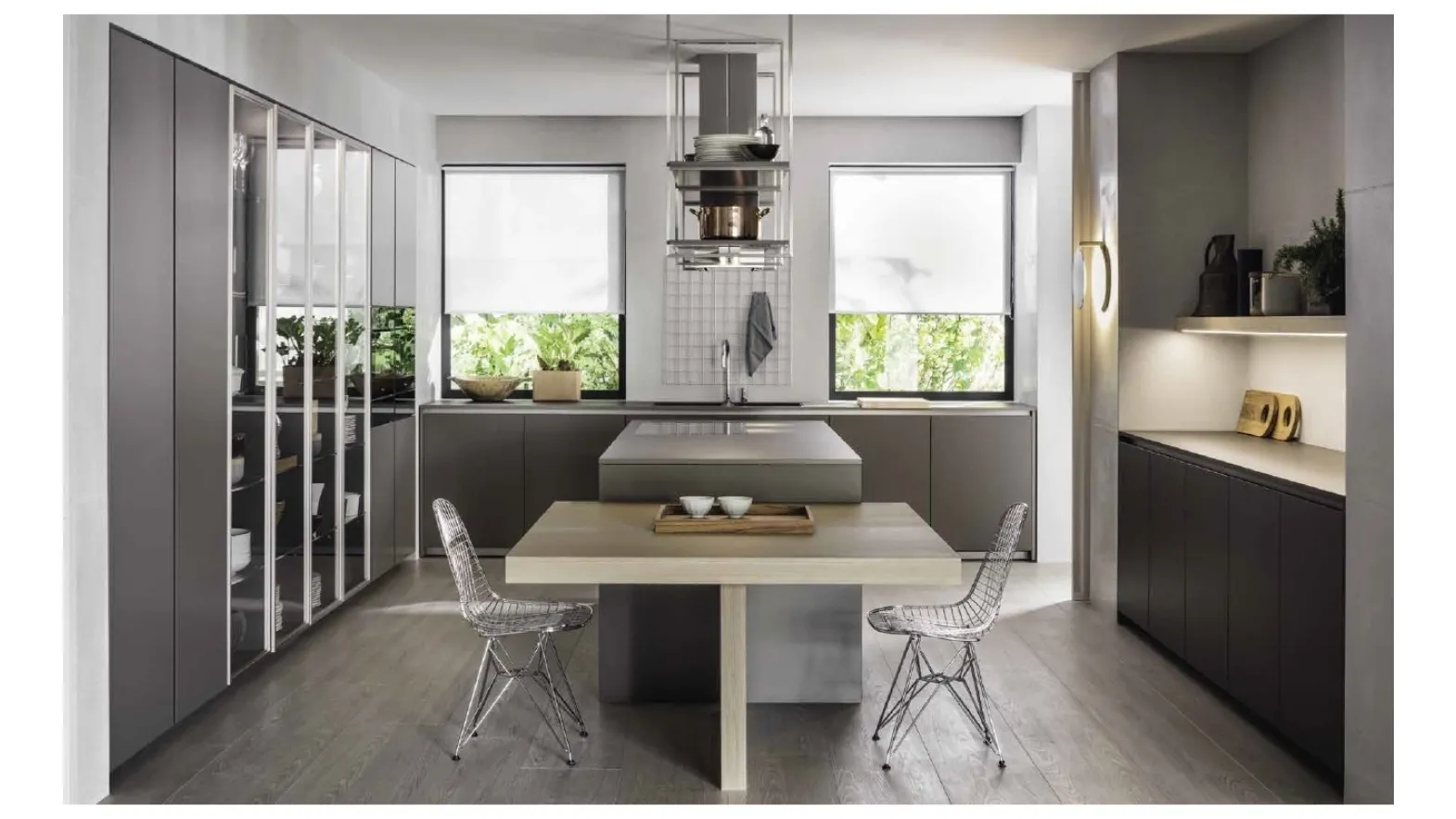 HiLine 6 London Grey Kitchen Design with island, snack bar in Oak and columns in matte lacquer and Molteni & C glass.