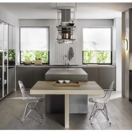 HiLine 6 London Grey Kitchen Design with island, snack bar in Oak and columns in matte lacquer and Molteni & C glass.