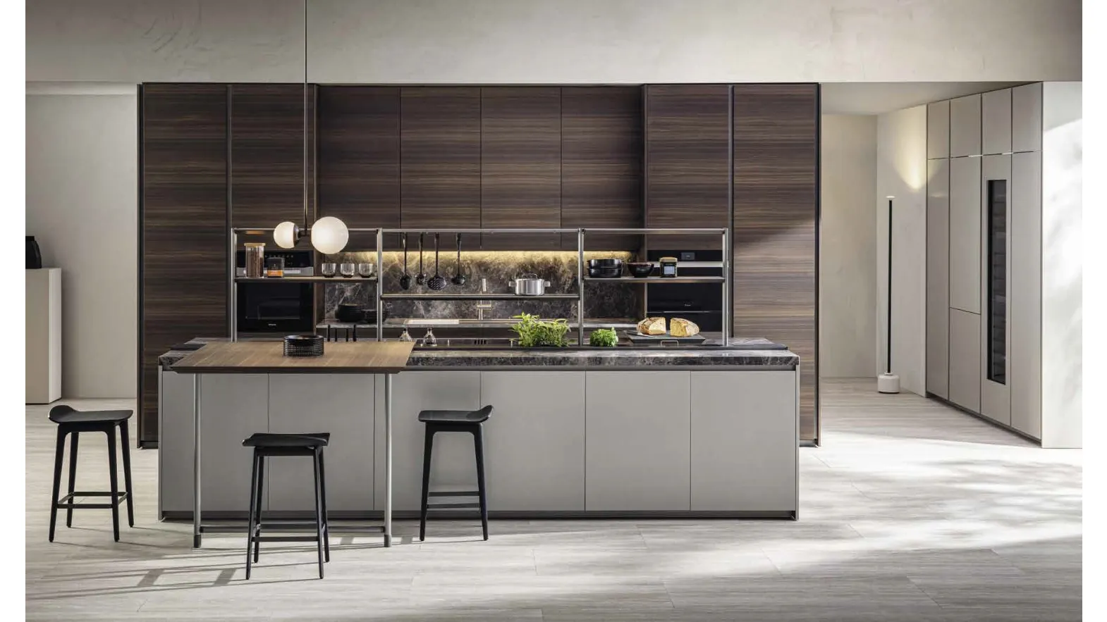 Kitchen design with HiLine 6 Titan lacquered island with columns in Molteni & C Eucalyptus.