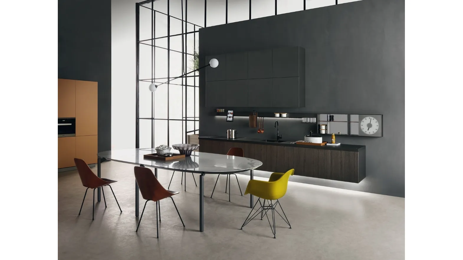 Linear design kitchen with suspended InDada bases in bicolour Oak Cocoa by Molteni & C