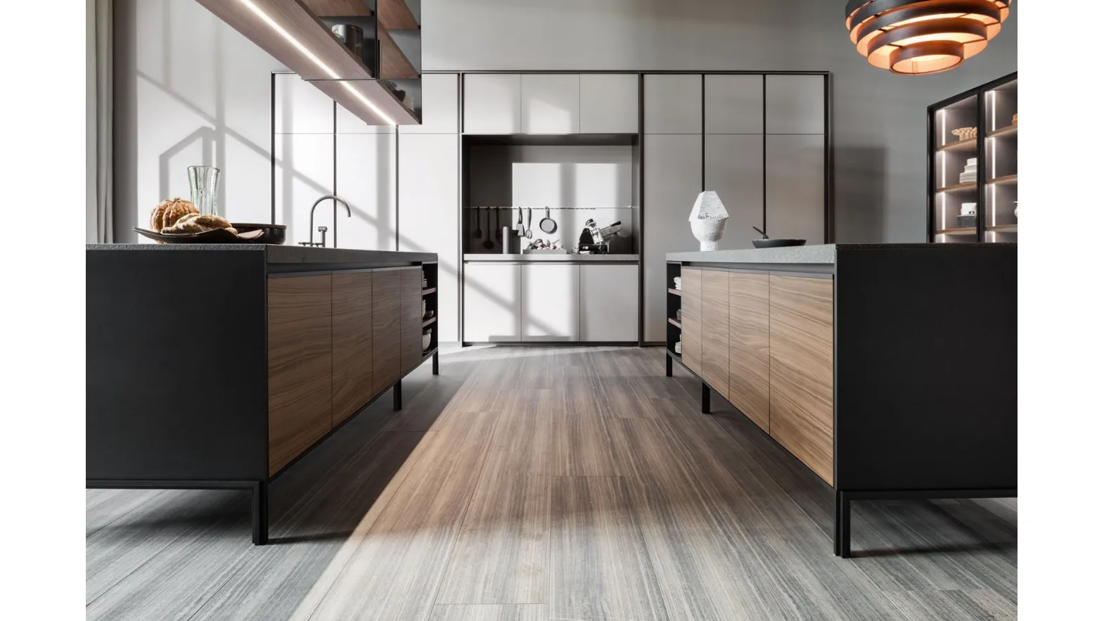 Design kitchen with VVD island in Walnut with top in Green Porphyry and columns in matte lacquer by Molteni & C.